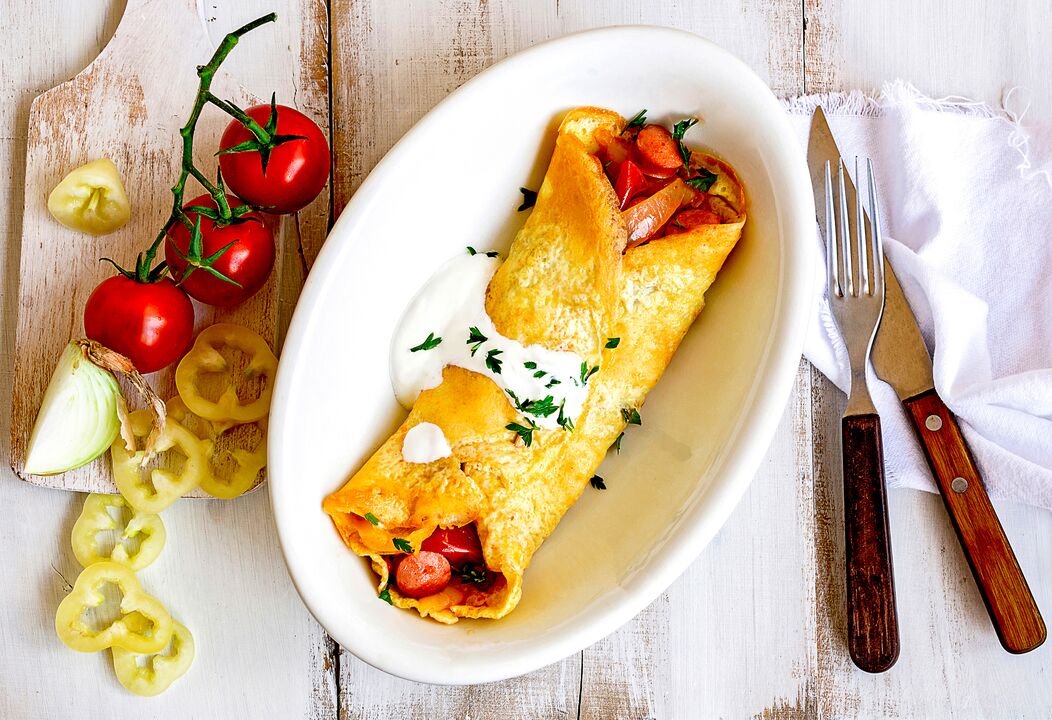 Le petit déjeuner pour ceux qui sont sur céto est une omelette avec du fromage, des légumes et du jambon