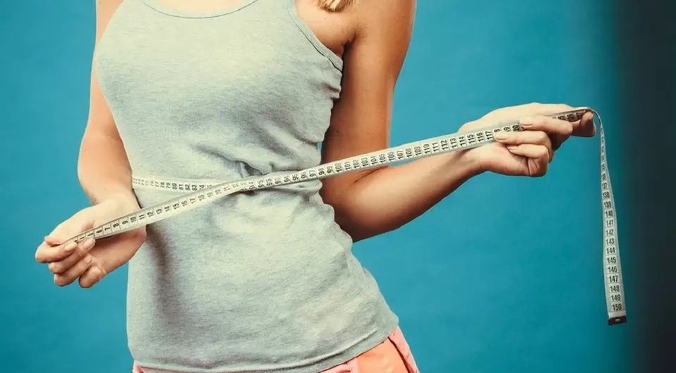 Slim girl corrige les résultats de la perte de poids en une semaine